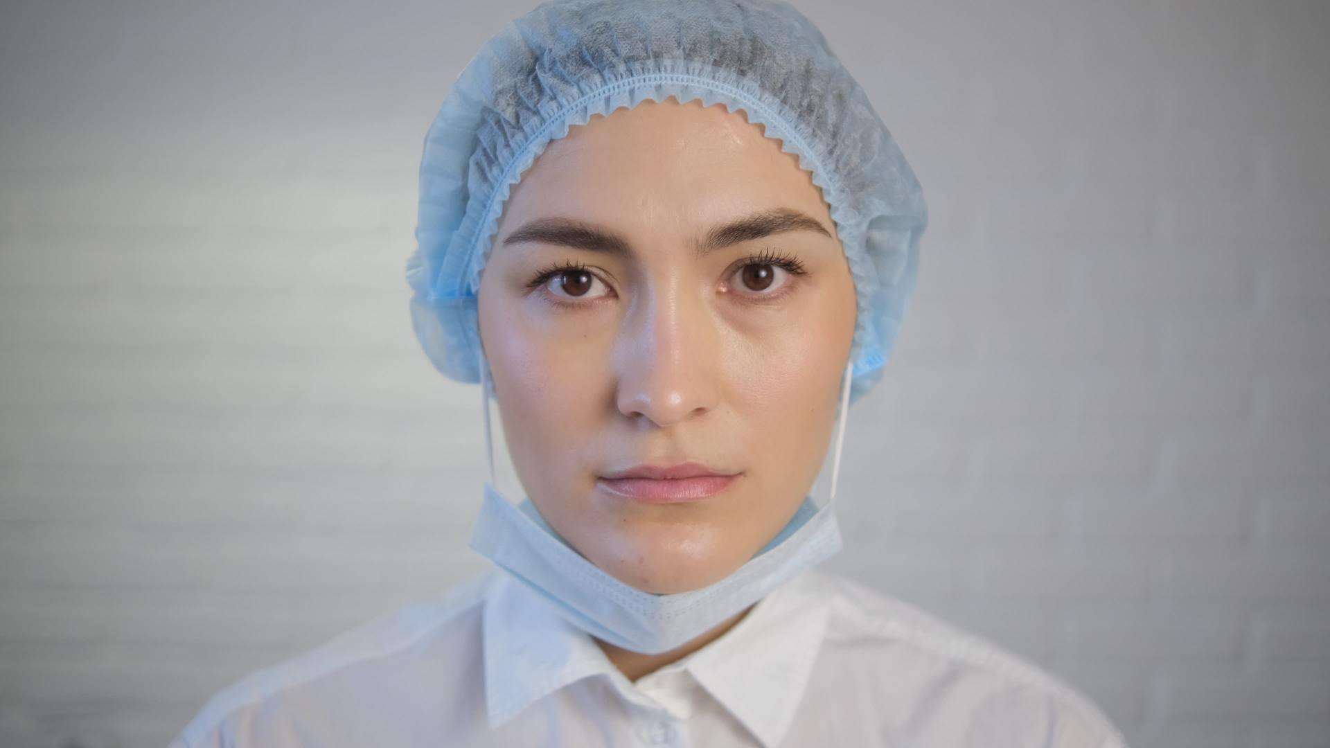 一名女医生戴着防护性医用口罩视频的预览图