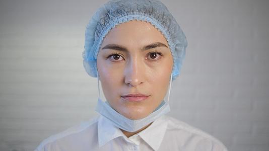 一名女医生戴着防护性医用口罩视频的预览图