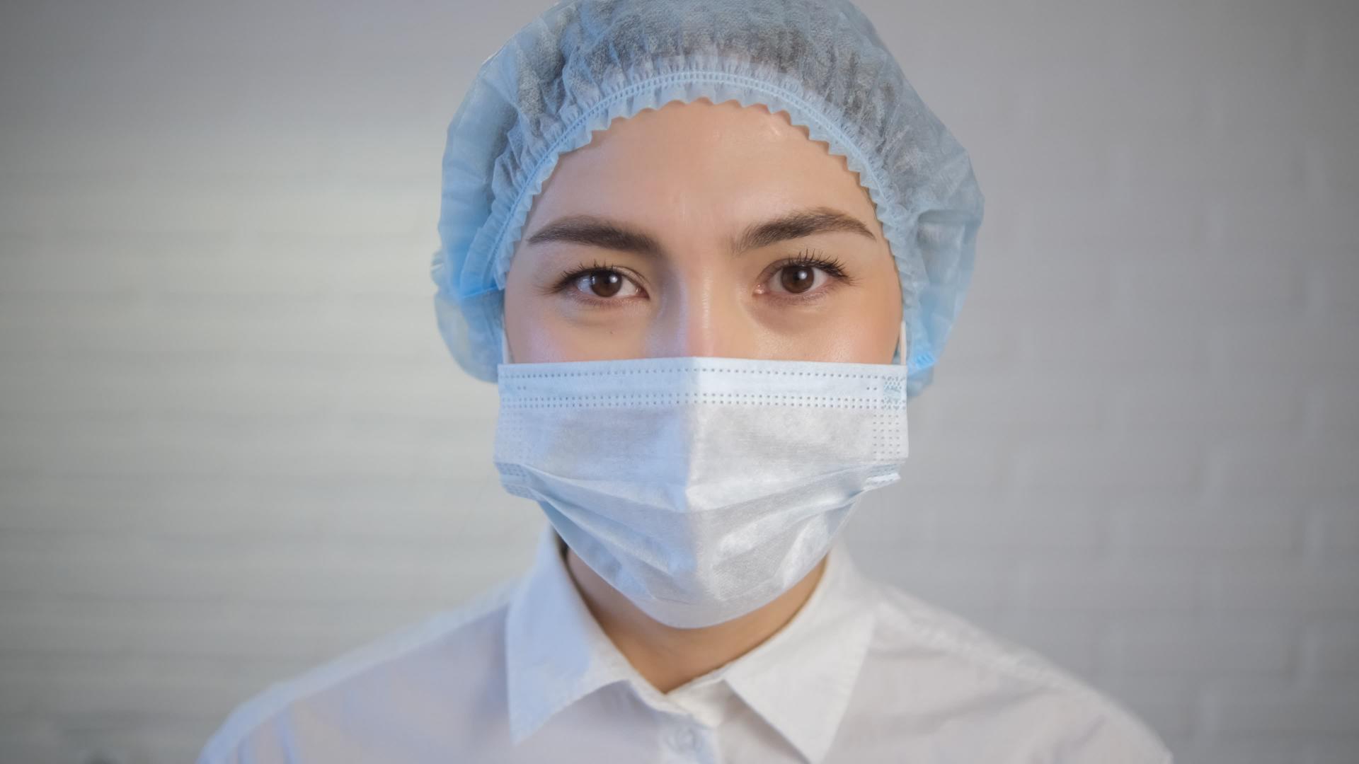 大流行期间一名女医生面带微笑一名疲惫的医生视频的预览图
