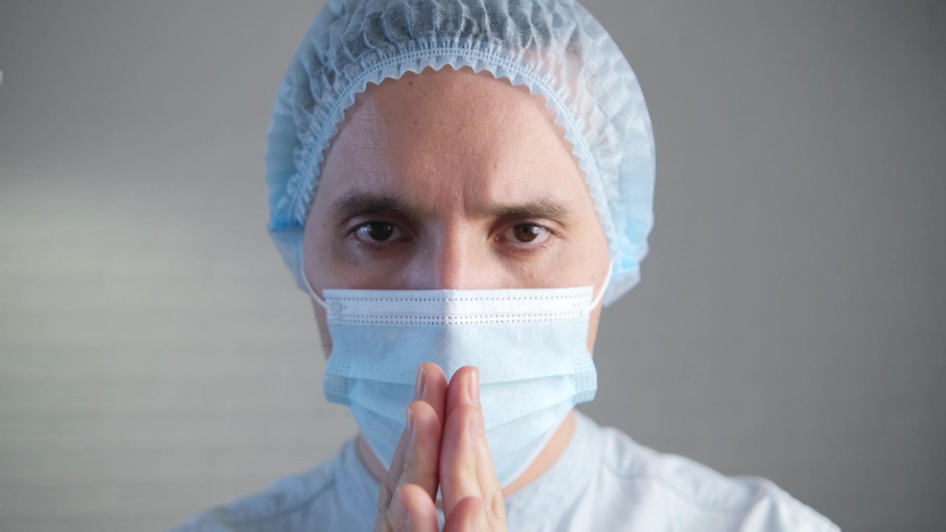 一名男性医生在生病期间戴着保护性口罩疲劳的医生视频的预览图