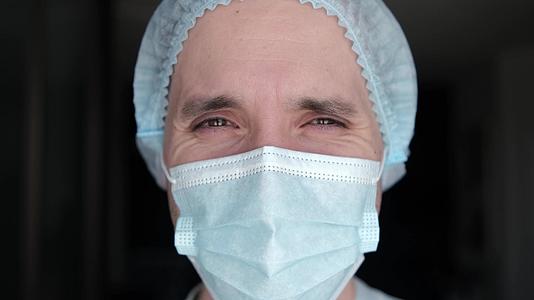 疲惫的医生透过口罩微笑视频的预览图