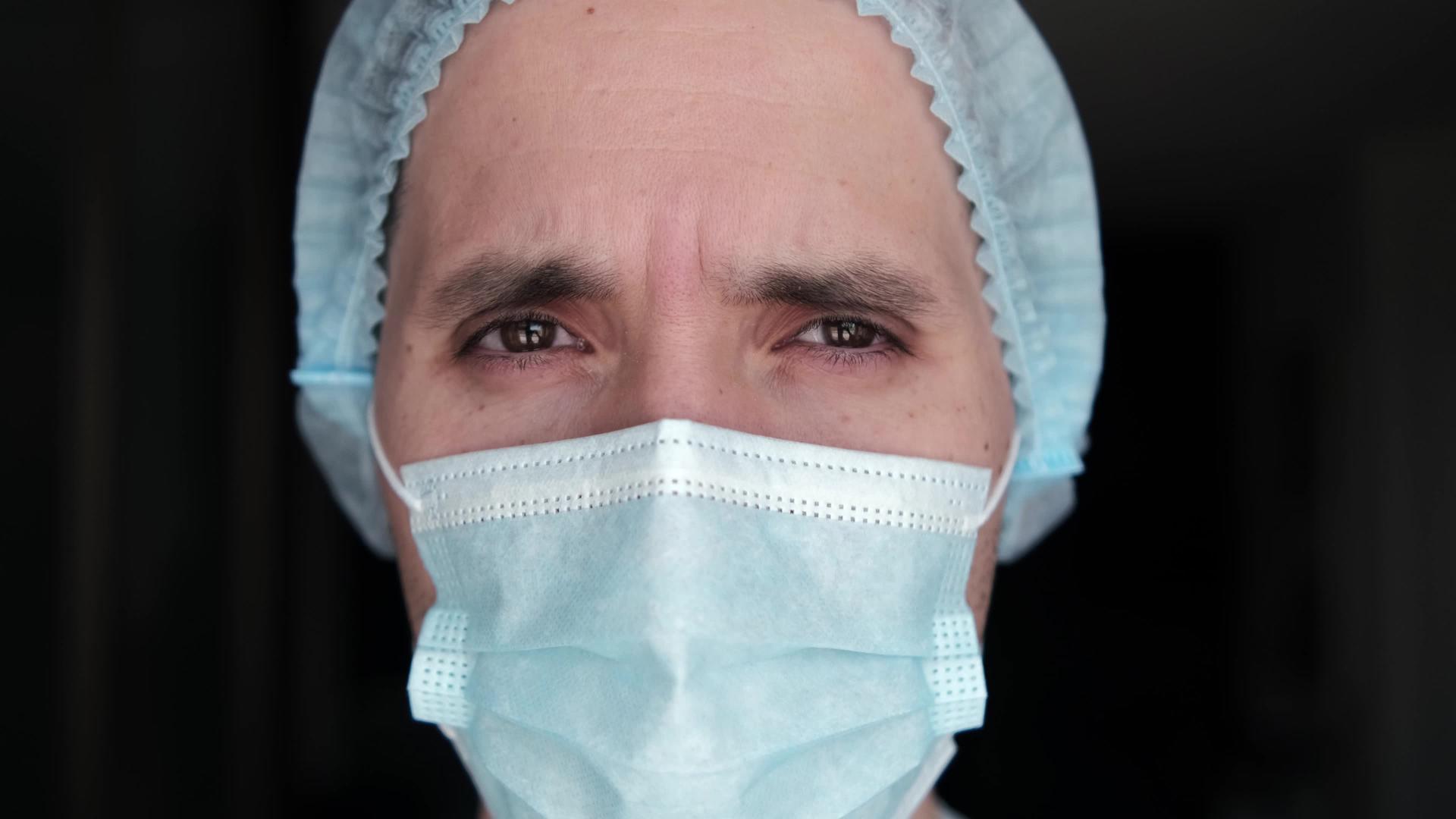 一个戴着口罩的疲惫医生视频的预览图