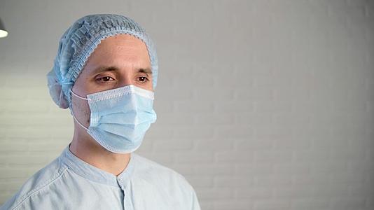 一名男性医生在生病期间戴着保护性口罩；疲劳医生视频的预览图