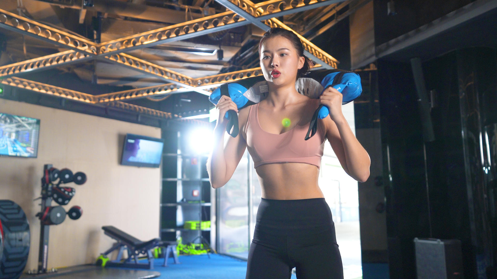 4k健身房运动女性负重训练视频的预览图