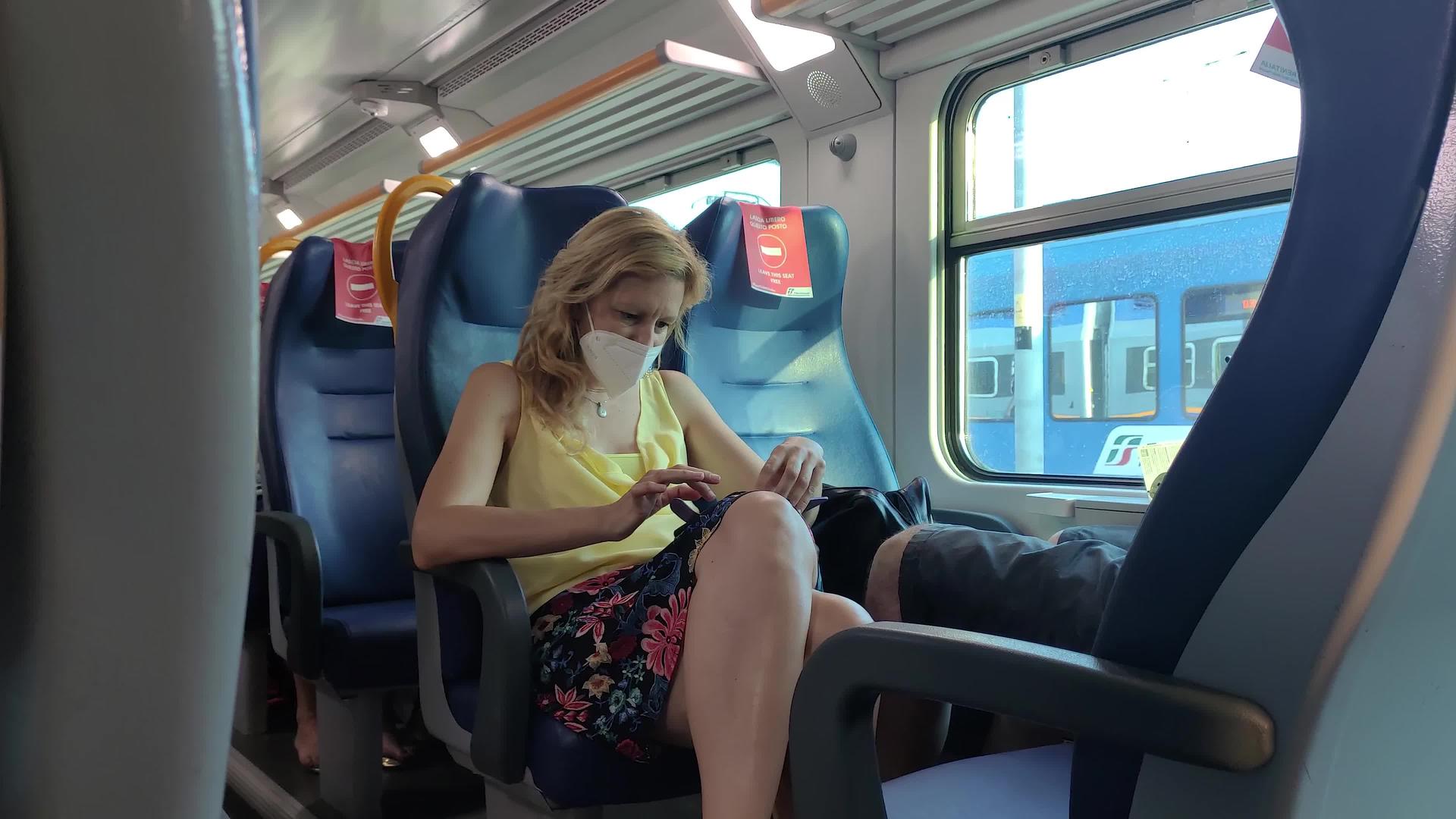 同居期间妇女在火车上戴着医用口罩视频的预览图