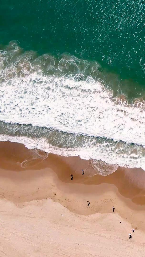 航拍层次分明的大海海浪拍打沙滩视频素材视频的预览图