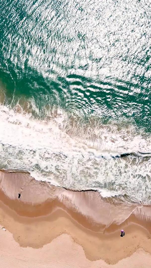 航拍层次分明的大海海浪拍打沙滩视频素材视频的预览图