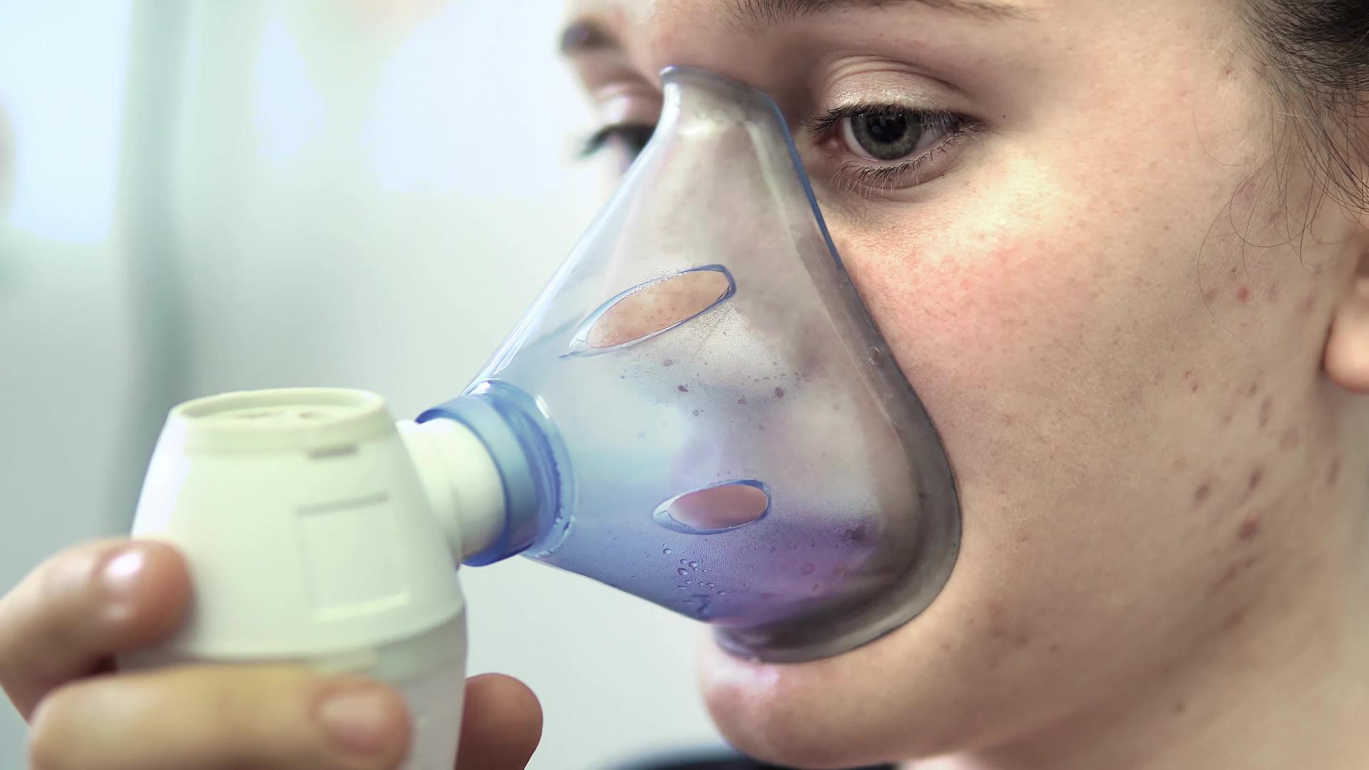有吸入器的女孩有哮喘和呼吸问题Dof视频的预览图