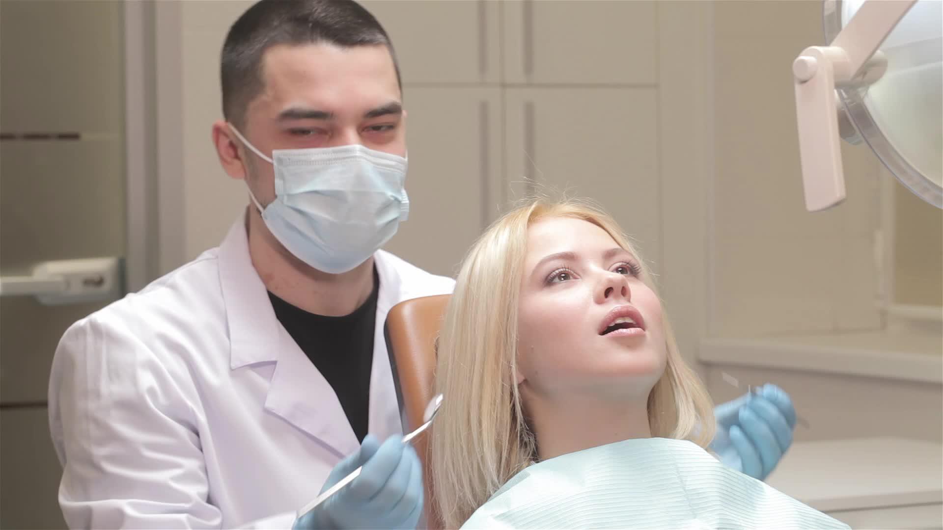 牙科医生检查病人的牙齿视频的预览图