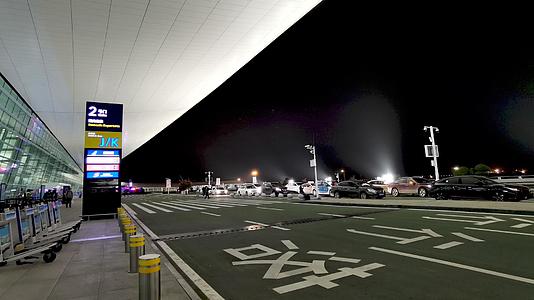 4K夜色中的机场航站楼门前交通延时素材视频的预览图