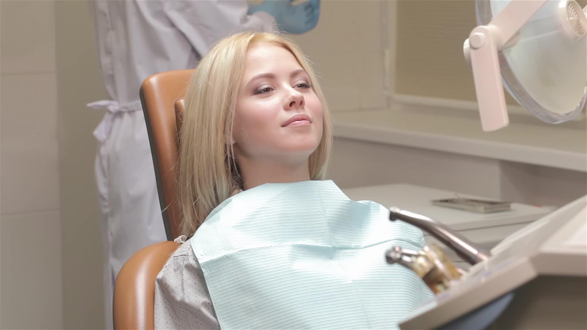 这名妇女在牙医部接受了检查视频的预览图