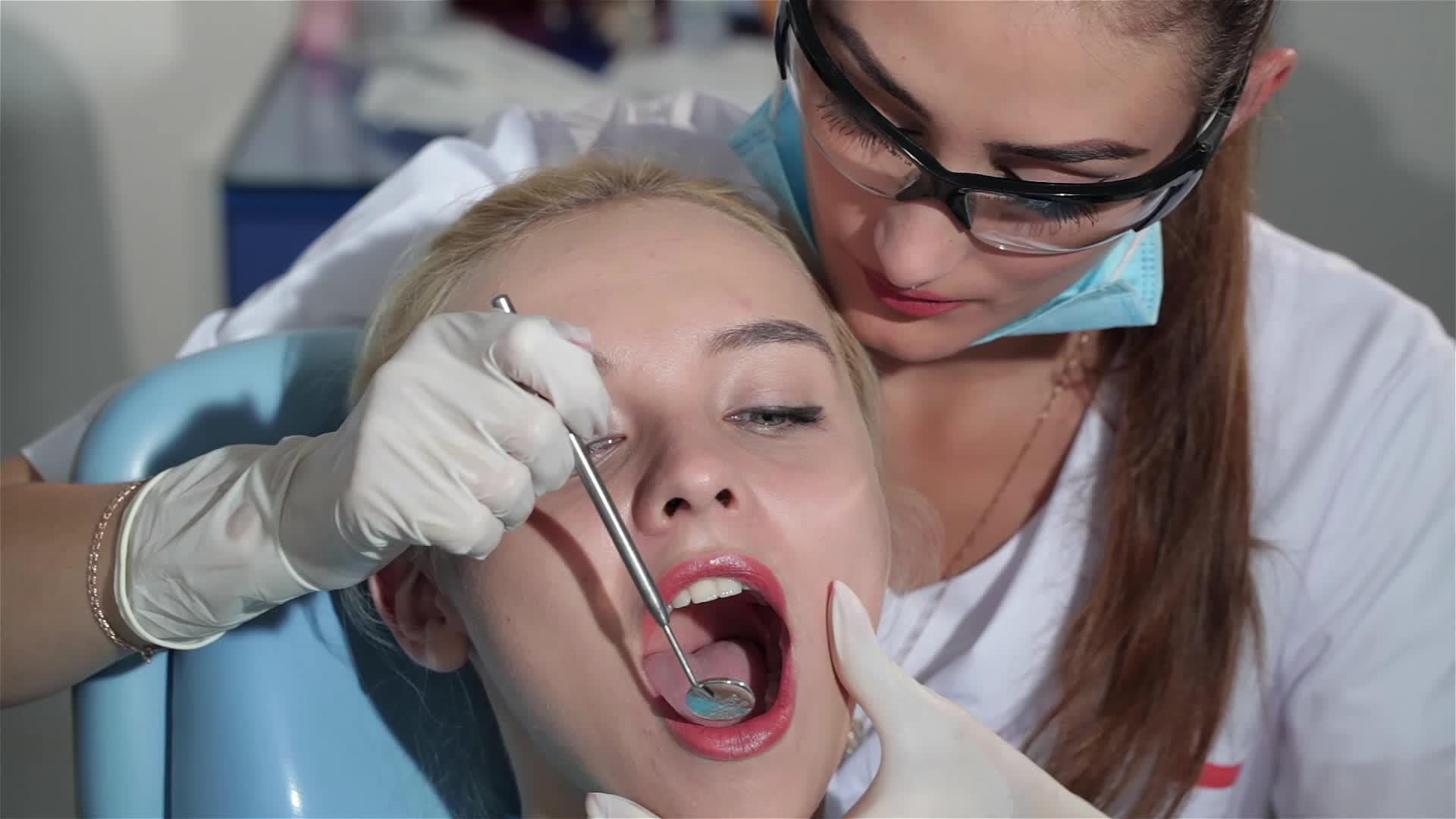 牙医检查病人的牙齿视频的预览图