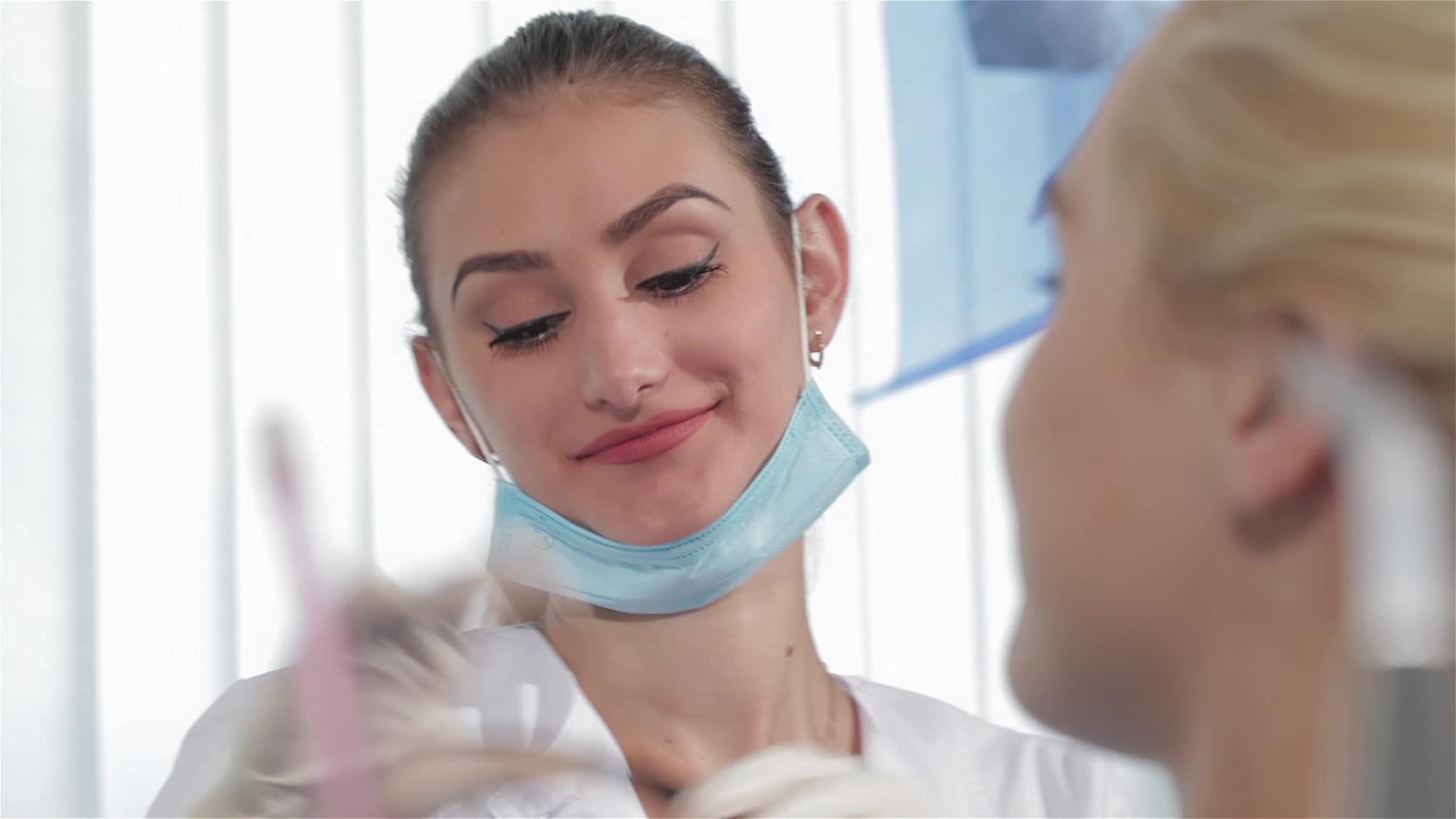 女性牙医在牙医柜内佩戴保护眼镜；女性牙医；视频的预览图