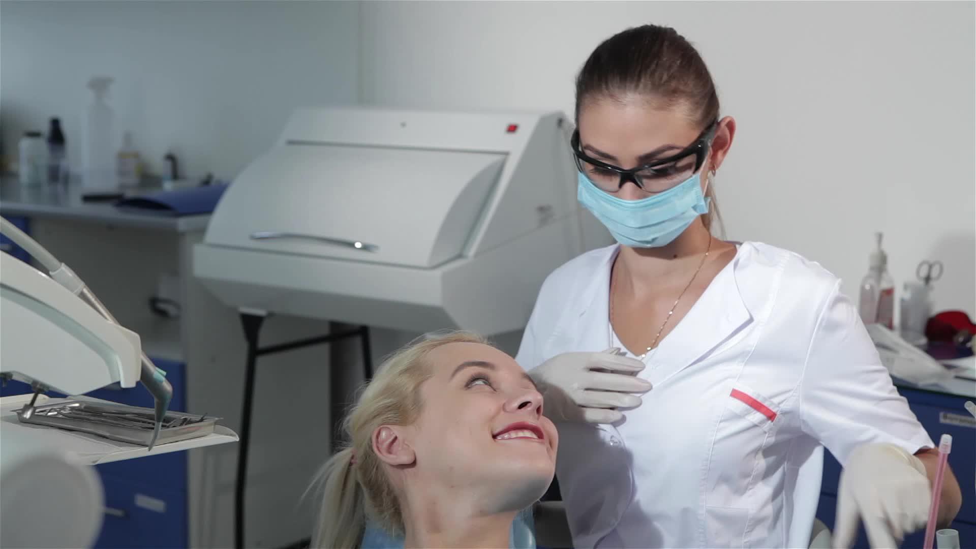 女牙医用牙齿工具检查病人的牙齿视频的预览图