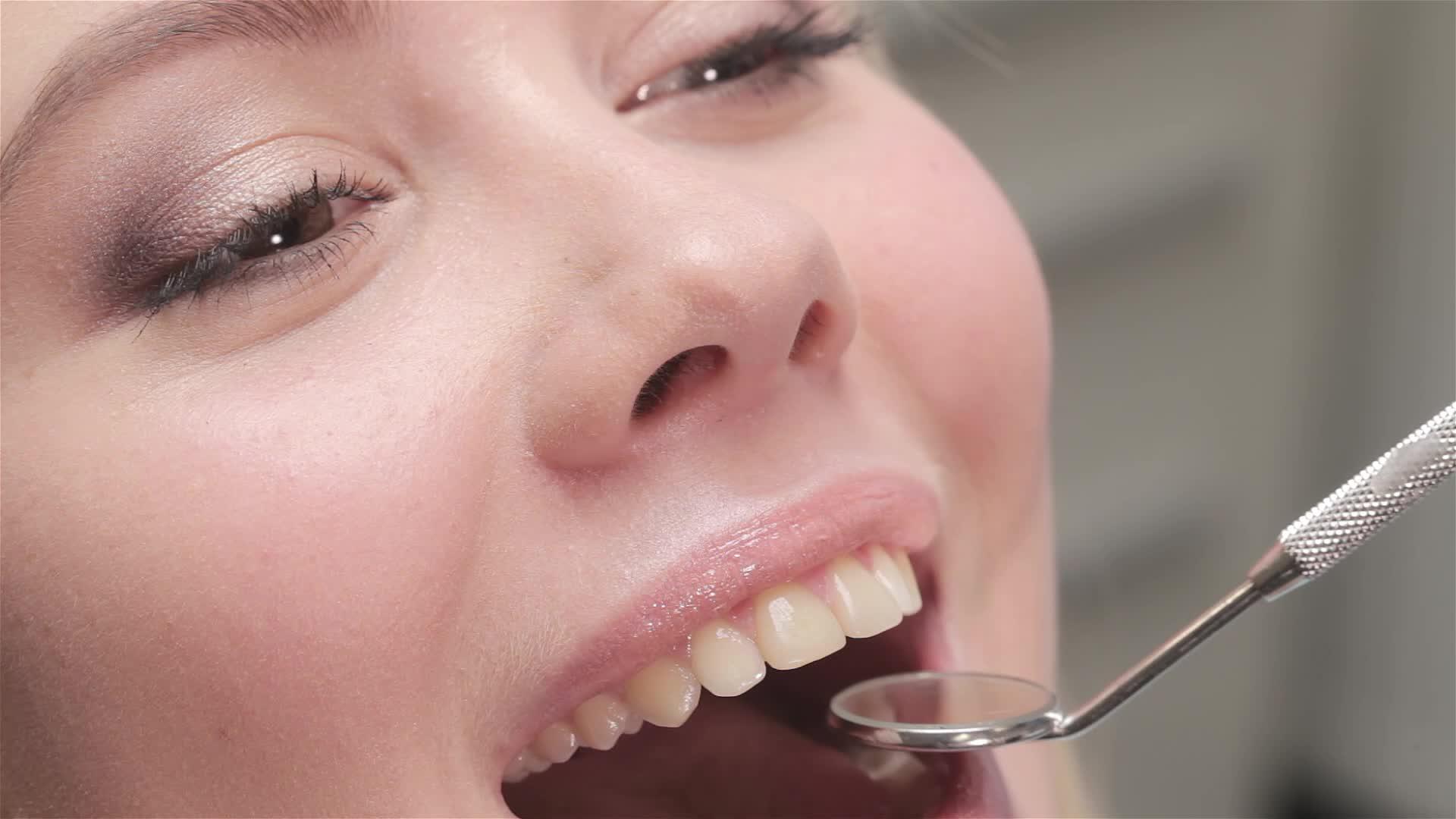 检查患者的牙科牙科开诊器视频的预览图