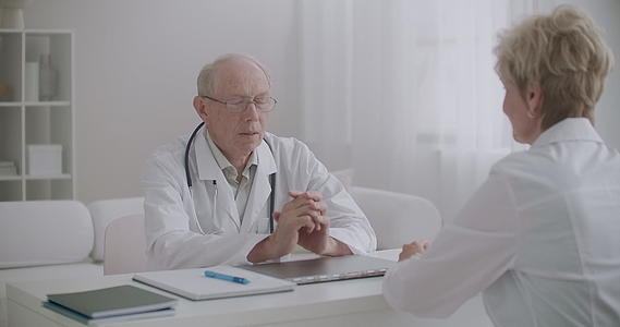 两位医生正在医院的医务室交谈视频的预览图