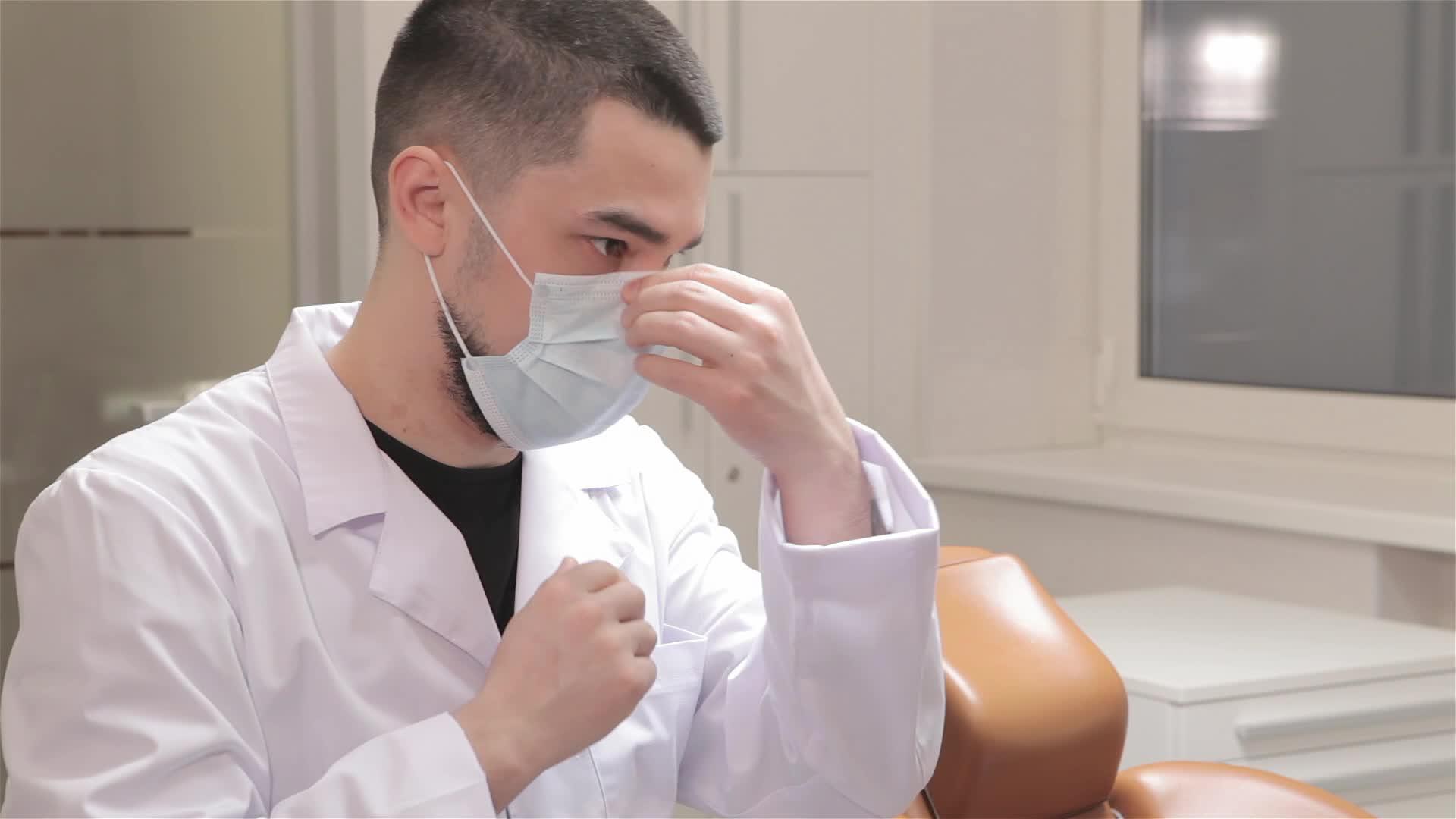 戴医用口罩的牙医视频的预览图