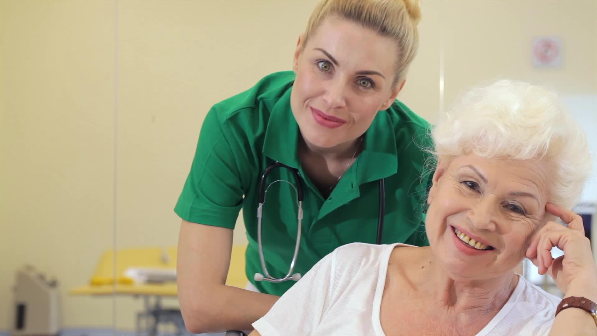 女性患者和护士的微笑视频的预览图