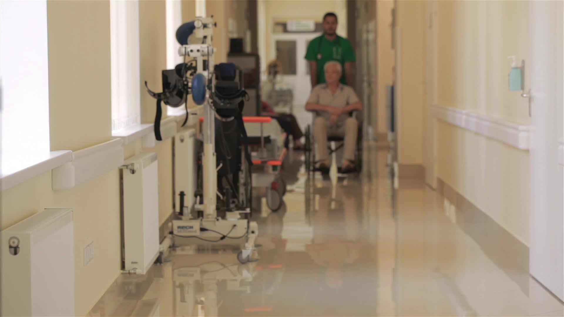 医生推轮椅医院有病人视频的预览图