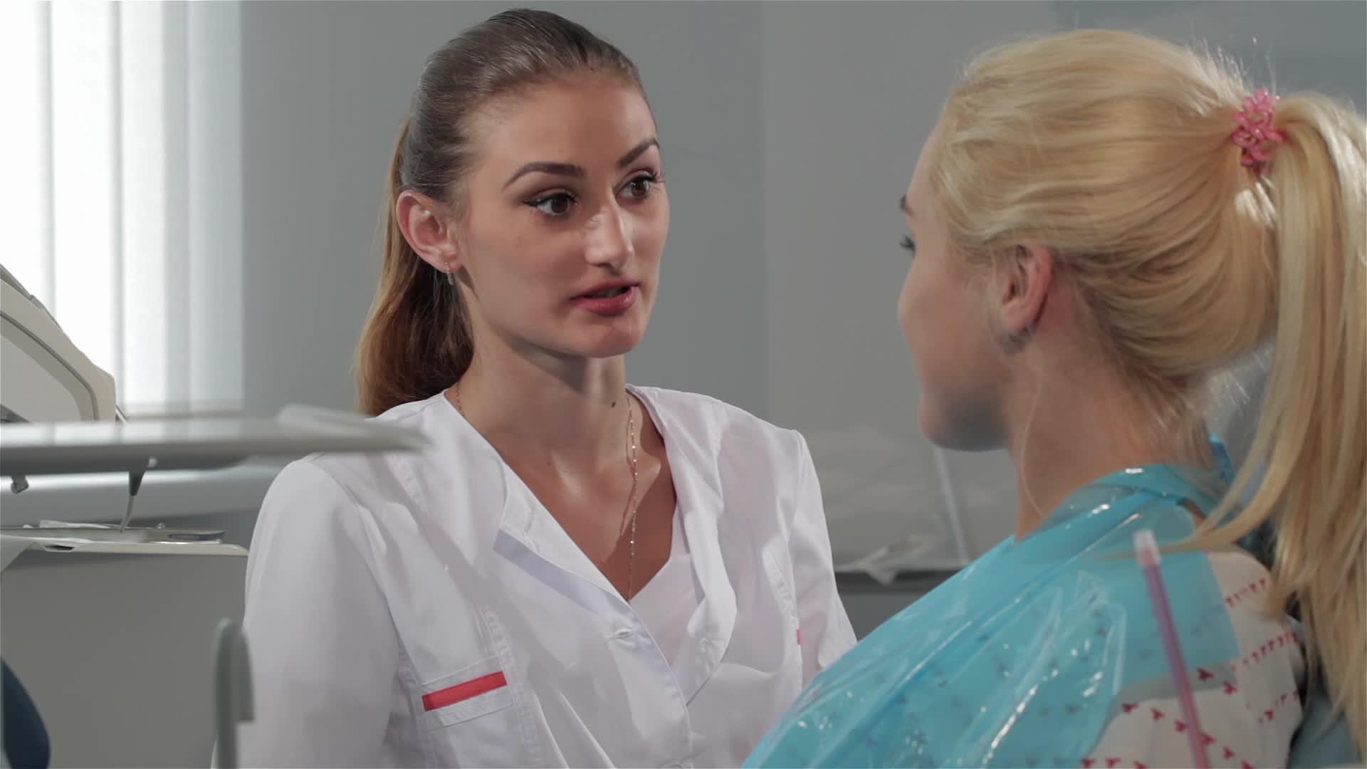 牙医在牙医内阁与她的病人交谈视频的预览图