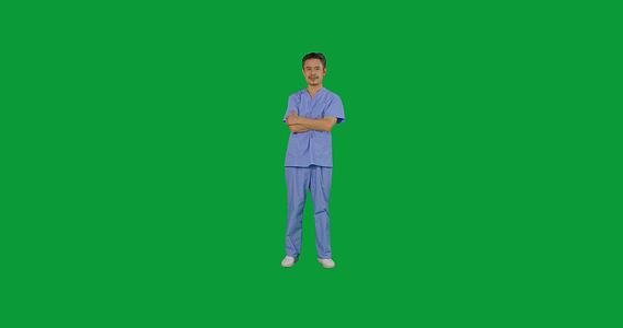 绿幕中年男医生抱胸形象视频的预览图
