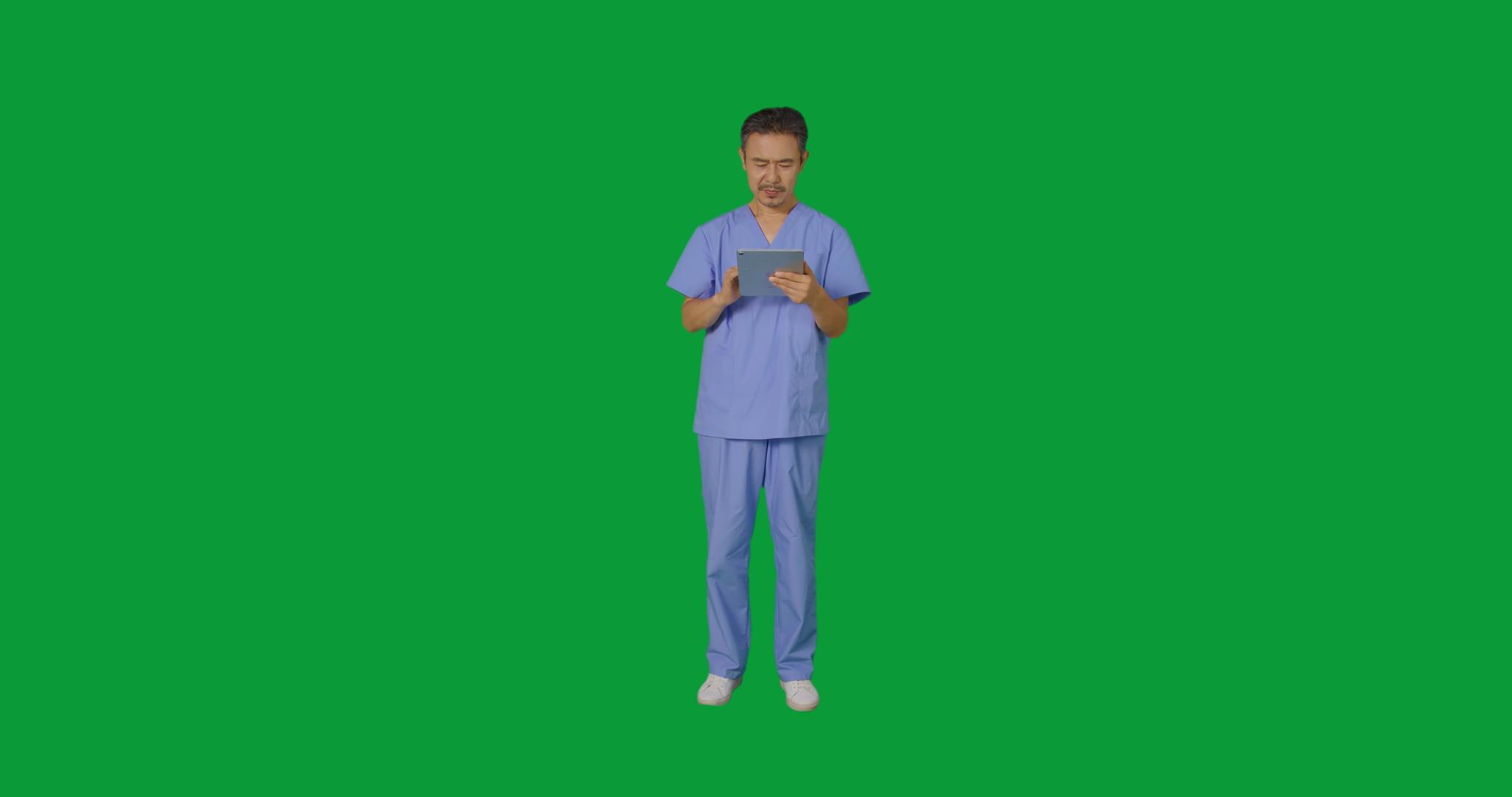 绿幕中年男医生查看平板电脑视频的预览图