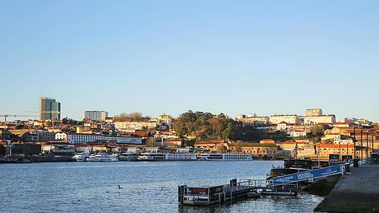 清晨的葡萄牙波尔图杜罗河利贝拉码头视频的预览图