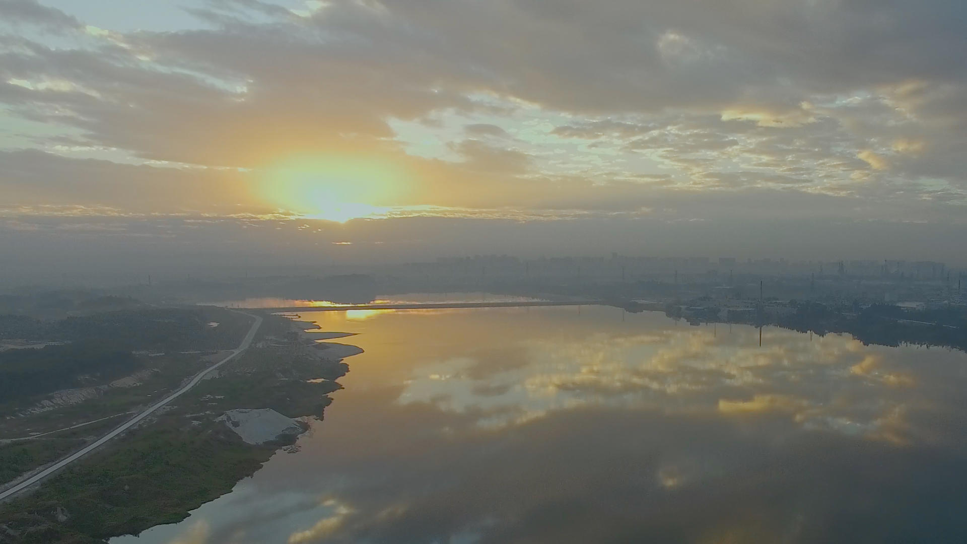 镜面湖景日出日落4K航拍视频的预览图
