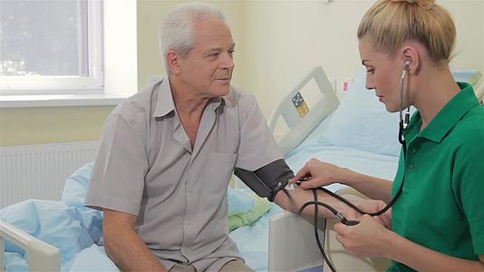 男性患者的乳母血压测量视频的预览图