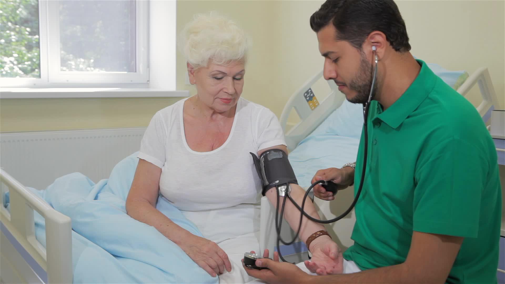 测量老年妇女的血压视频的预览图