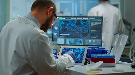 生物化学检查以平板电脑检查的表现进行视频的预览图