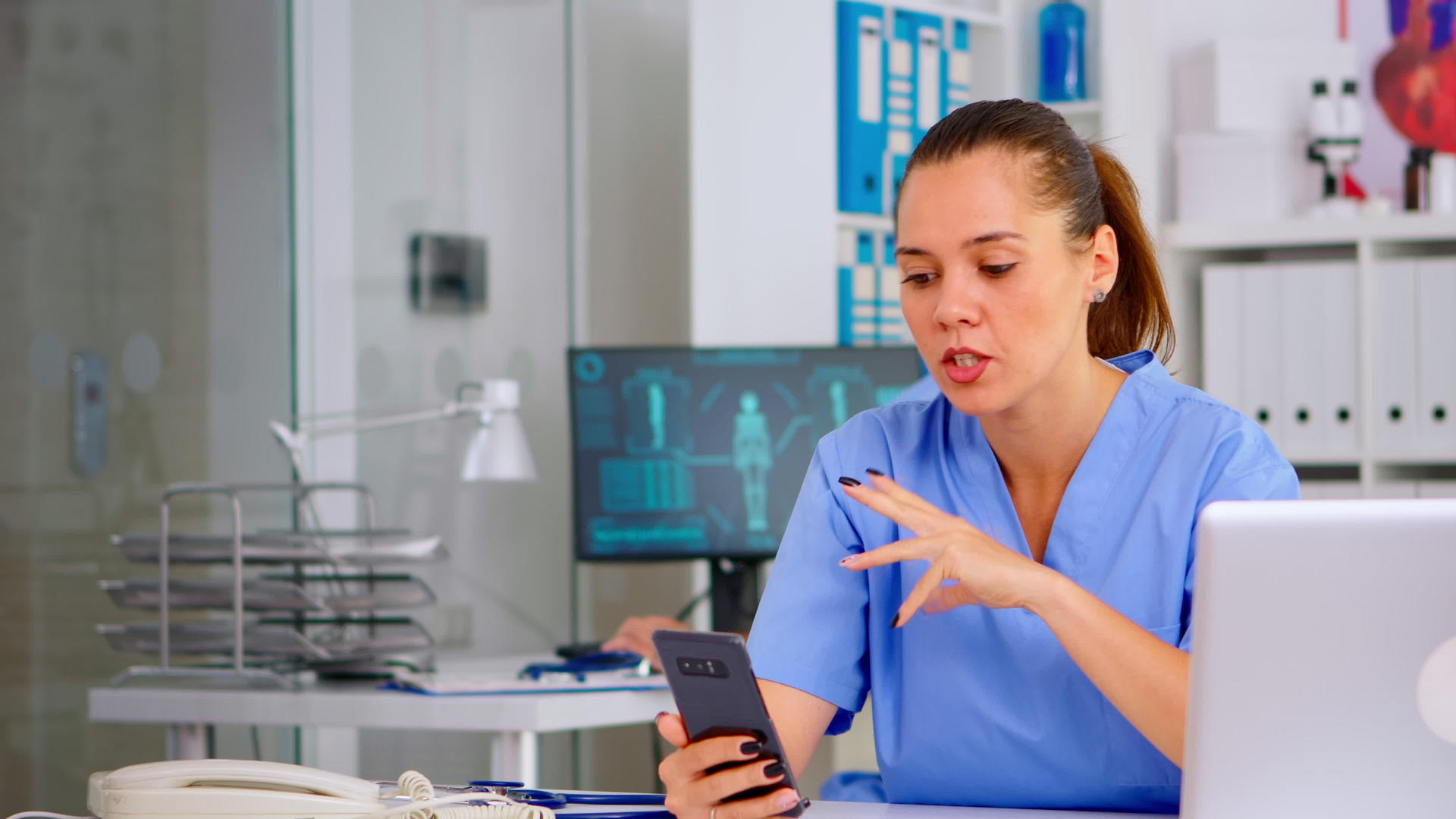 使用智能电话在线为患者提供医疗护士咨询视频的预览图