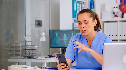 使用智能电话在线为患者提供医疗护士咨询视频的预览图
