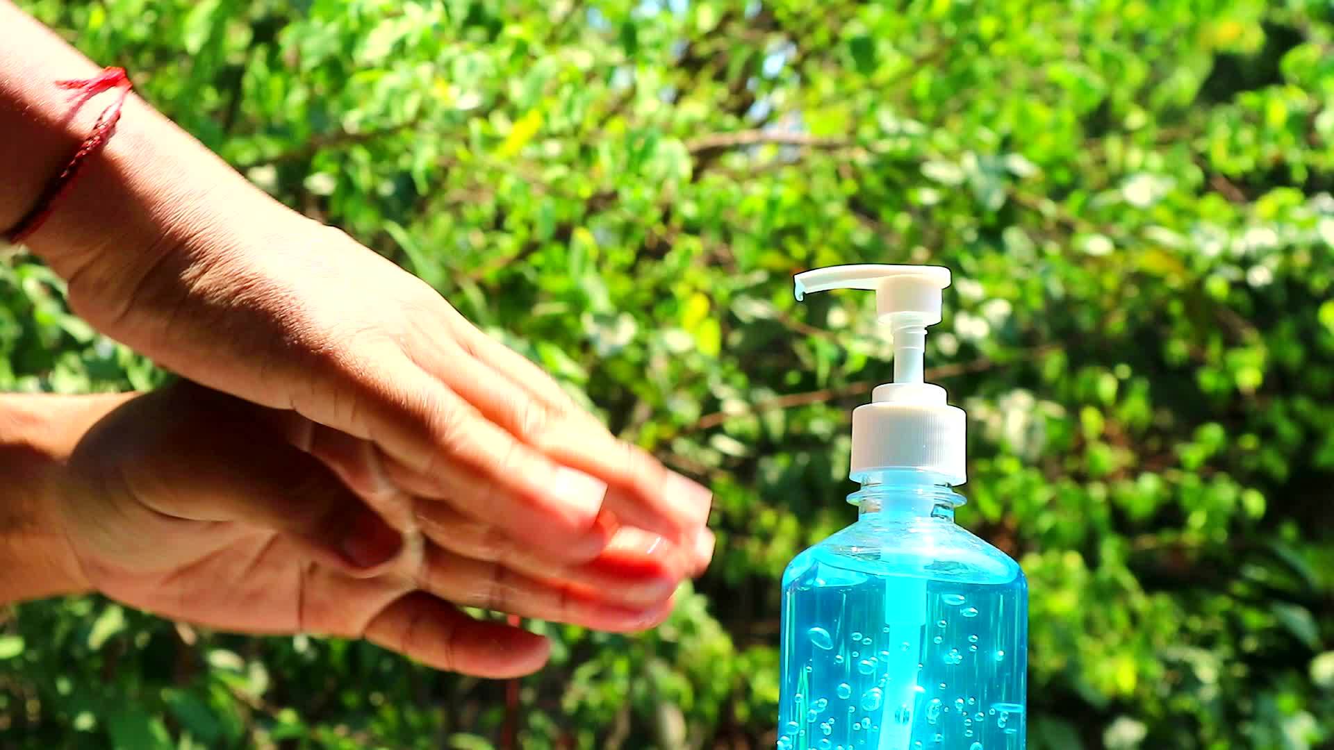通过凝胶清洁你的手和手腕以帮助保护一起吃饭视频的预览图
