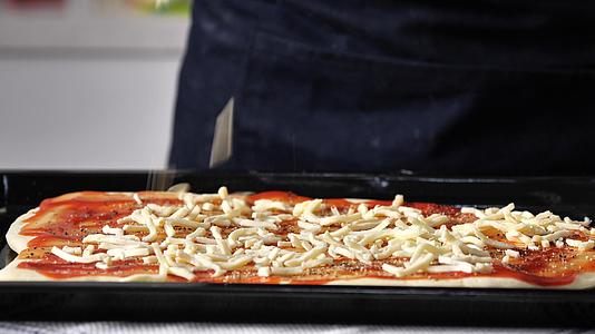 披萨制作撒芝士条视频的预览图