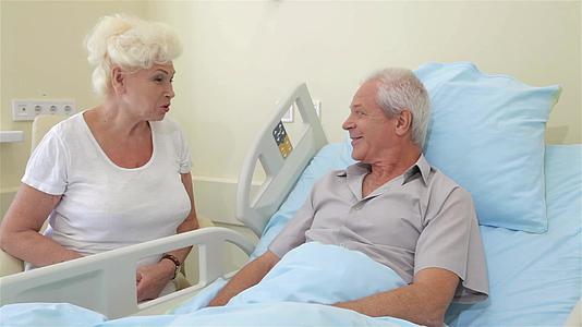 老夫妇在医院谈话视频的预览图
