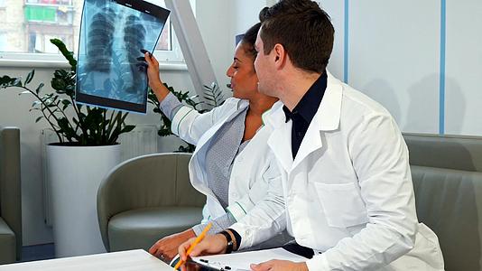 男医生在医院的X光检查中指出男医生视频的预览图
