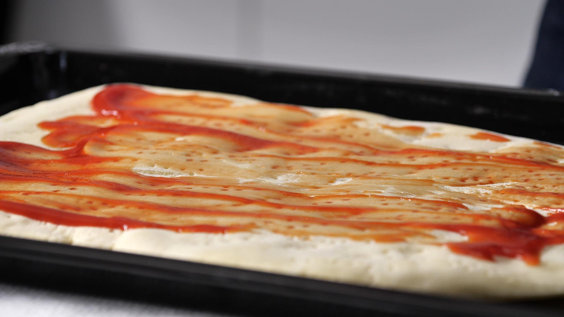 披萨制作涂酱料视频的预览图