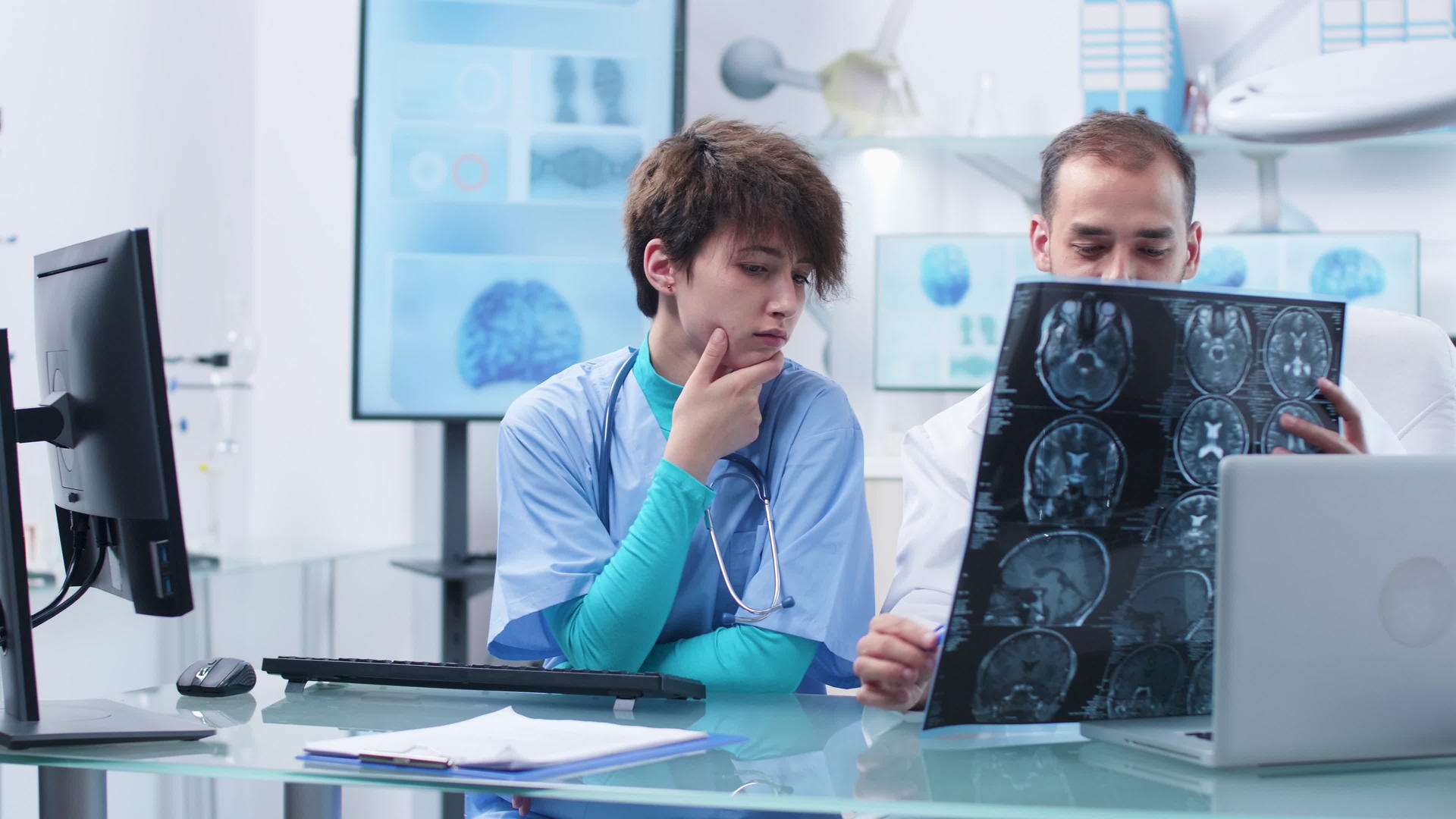 医生和年轻护士分析脑细胞扫描视频的预览图