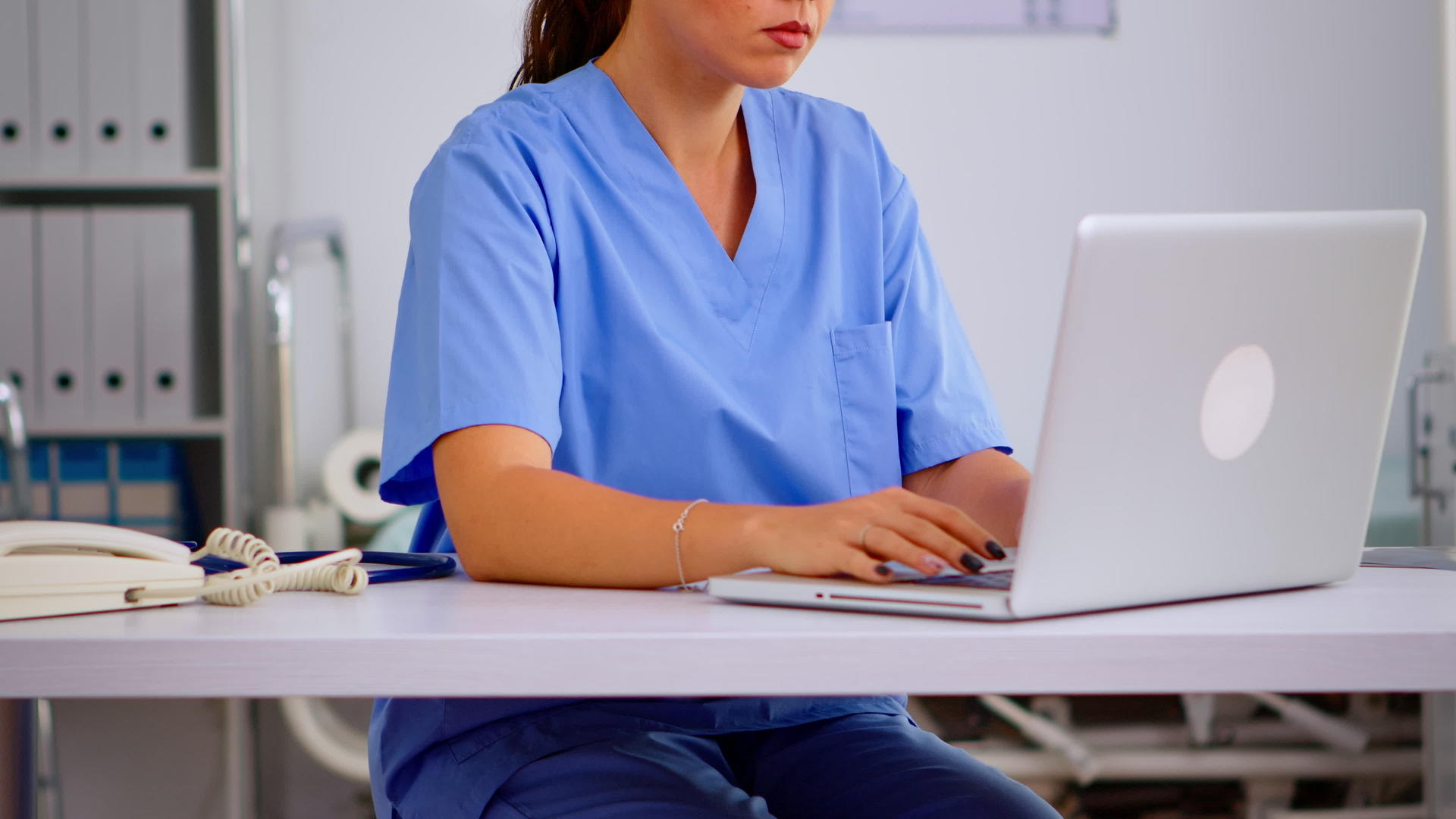 医生和护士穿着蓝色从业者制服的肖像在镜头前微笑视频的预览图