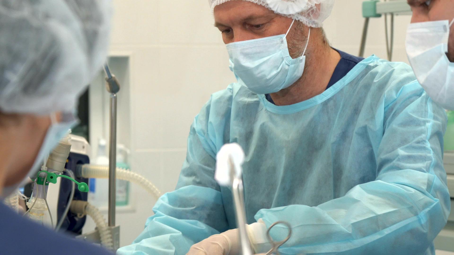 外科医生对病人进行手术视频的预览图