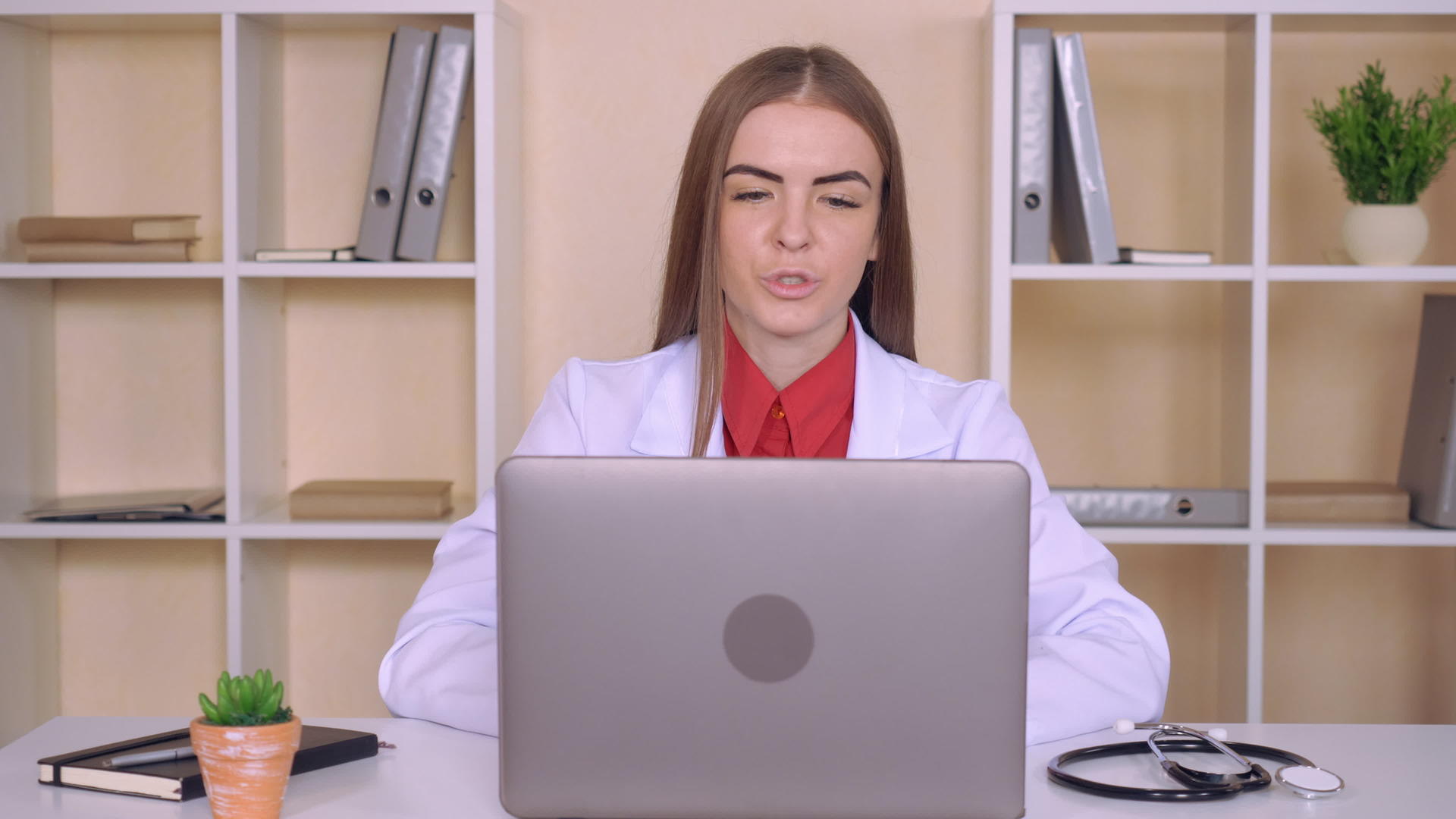 穿着白大褂的医生使用电脑视频的预览图