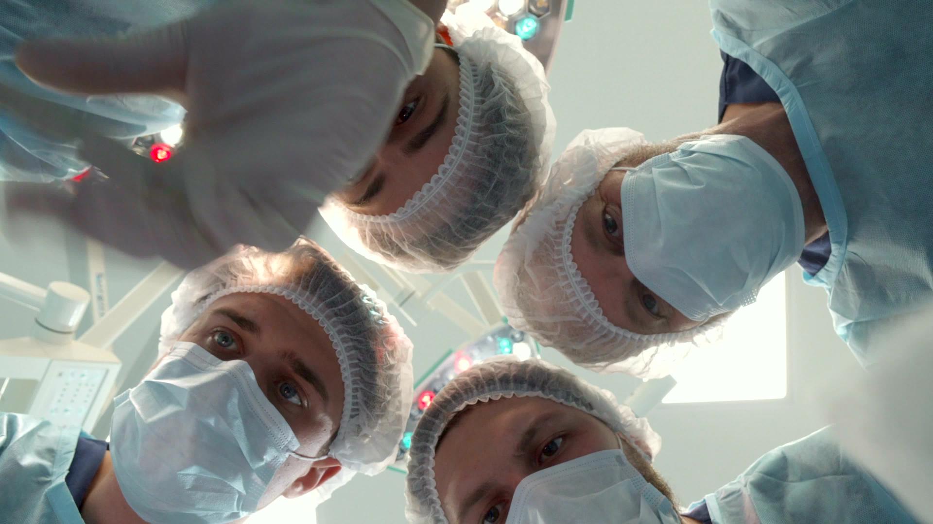 手术队向病人弯曲视频的预览图