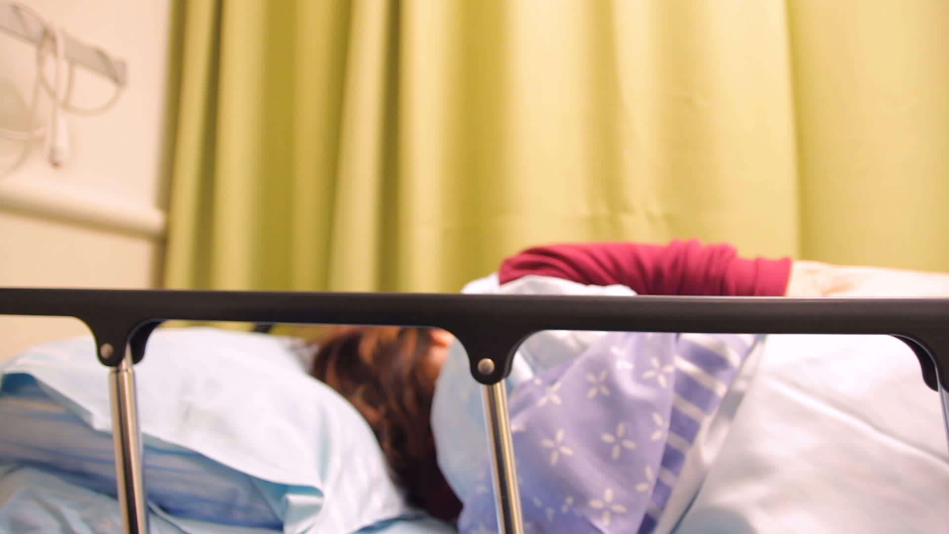 病人躺在医院房间的床上视频的预览图