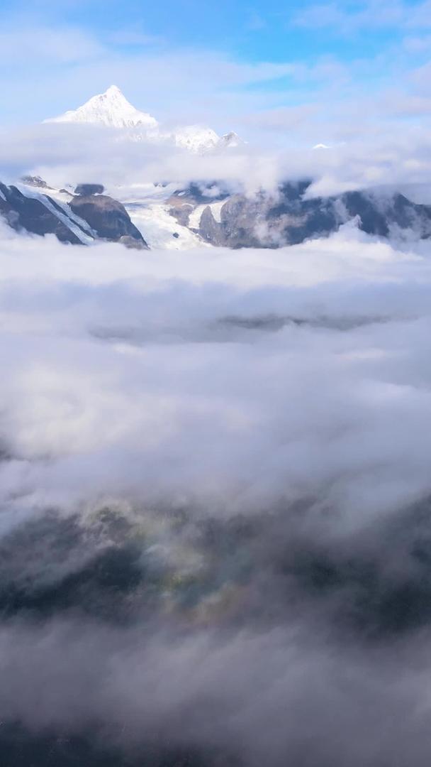 梅里雪山航拍云雾缭绕视频的预览图