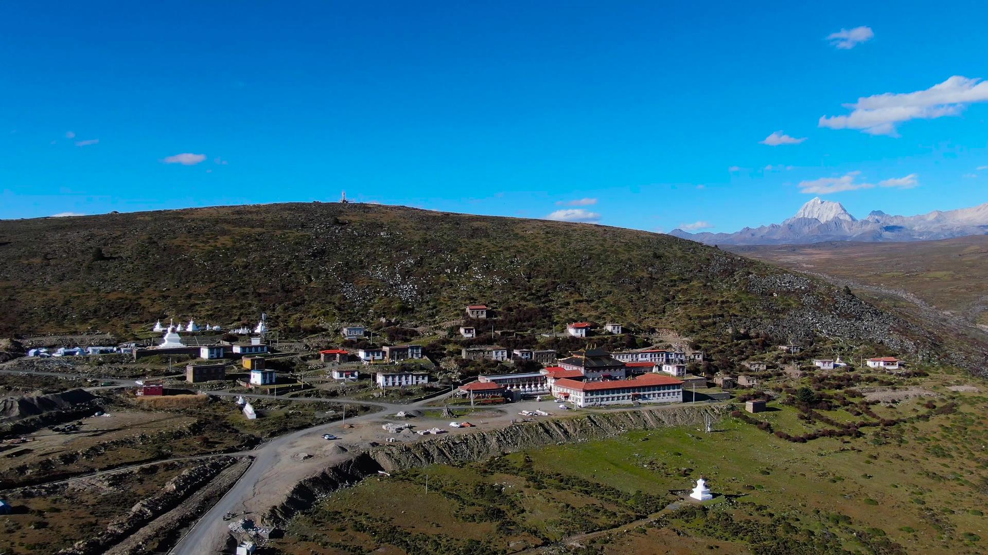 航拍高原群山中的藏传佛教寺庙全景视频的预览图