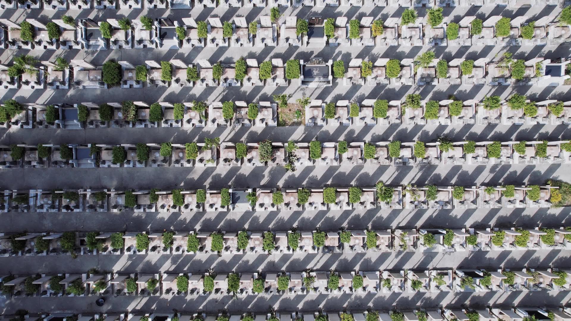 4K航拍公墓清明节缅怀先烈墓碑墓地视频的预览图