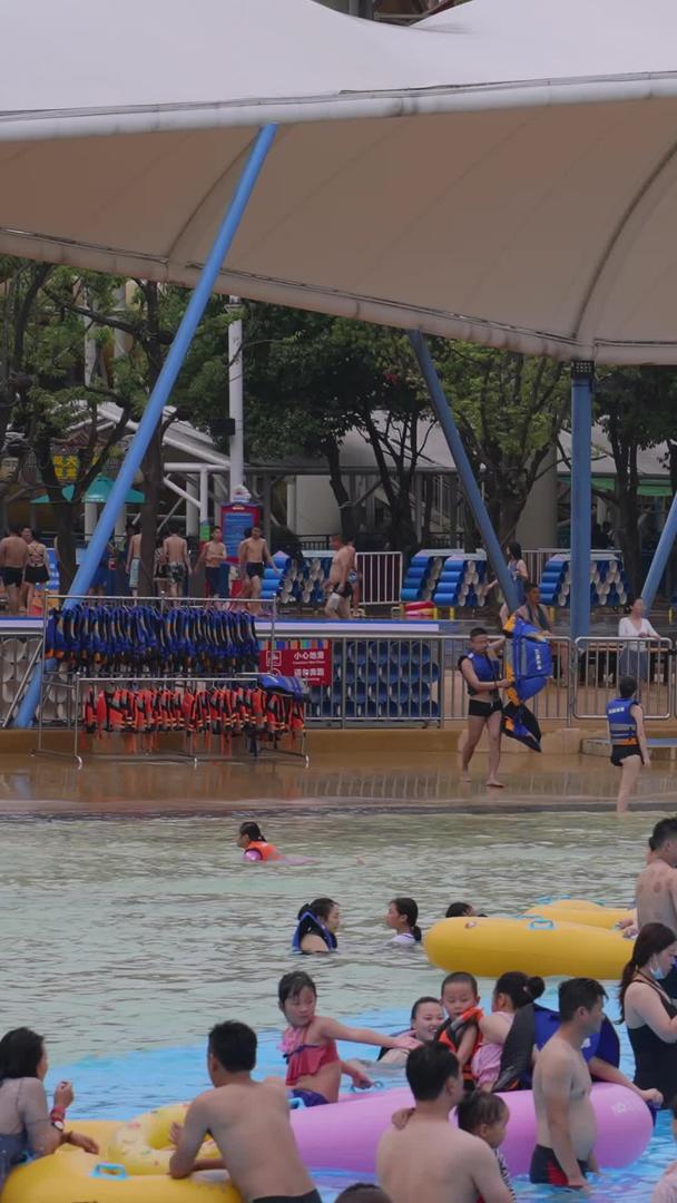 城市夏季消暑降温亲子游泳池娱乐游戏水健身人群素材视频的预览图