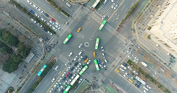 城市交通十字路口4K航拍视频的预览图