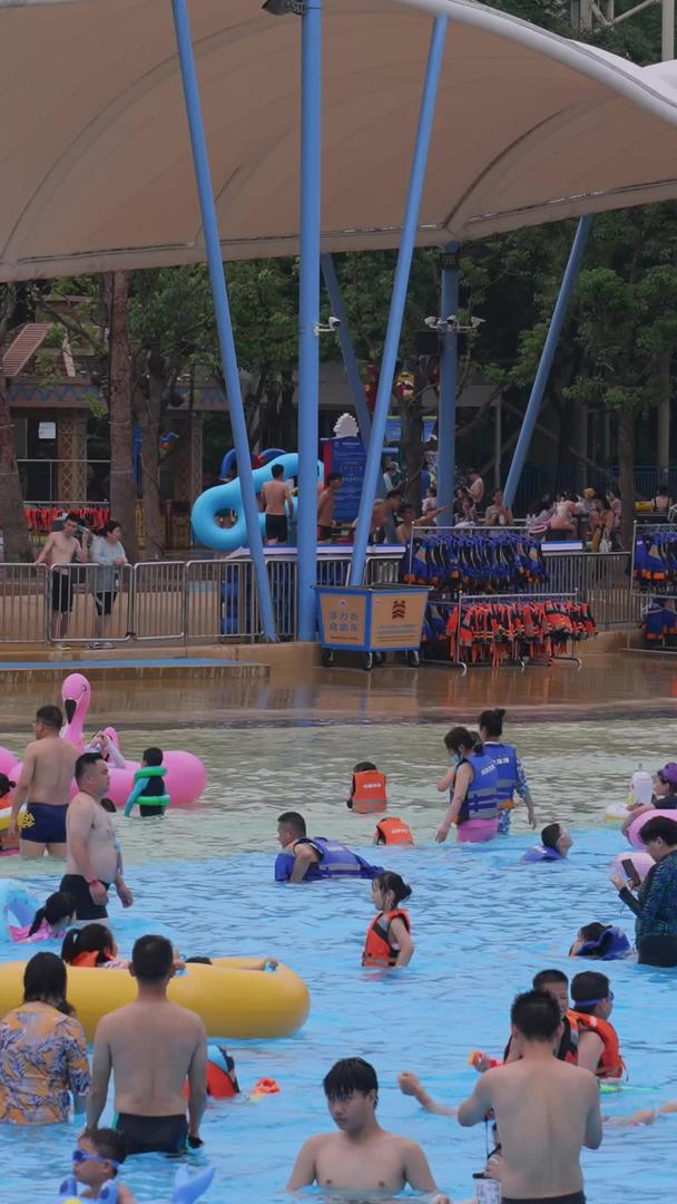 城市夏季消暑降温亲子游泳池娱乐游戏水健身人群素材视频的预览图